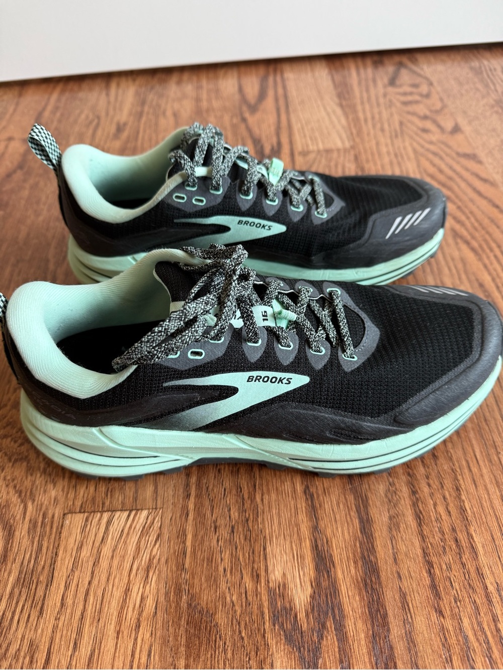 Brooks Black and Mint Green Low-Top Trail Sneakers - Picture 2 of 8